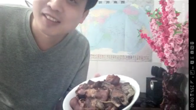 文件:张杰端酥锅.png