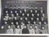 依安师范学校1978届留念照，最上排从左数第二位为曹守湘