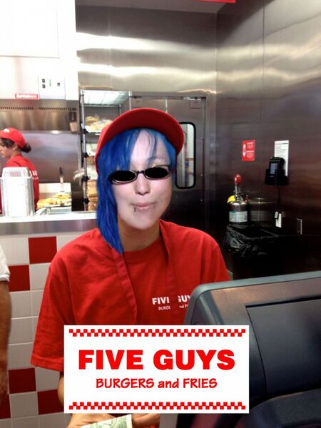 文件:800px-Zoe Five Guys Worker.jpg